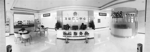 立案庭的大门每天会第一个打开,最后一个关上,图为立案庭的诉讼服务中心